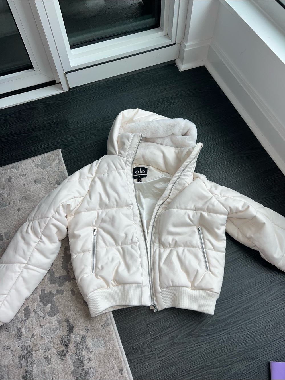 ALO Yoga Off-White Hooded Cropped Puffer Jacket